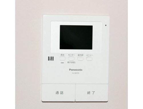 ◇室内仕様◇
TVモニター付きインターフォンを完備。来訪者をモニターで確認してから対応できるので安心。不在時の録画機能も便利です♪