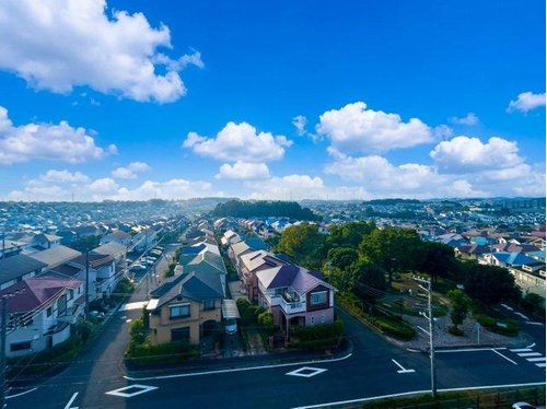 開けた視界が広がる心地よい眺望。前面に大きな建物がなく、開放感ある暮らしを実感できます。