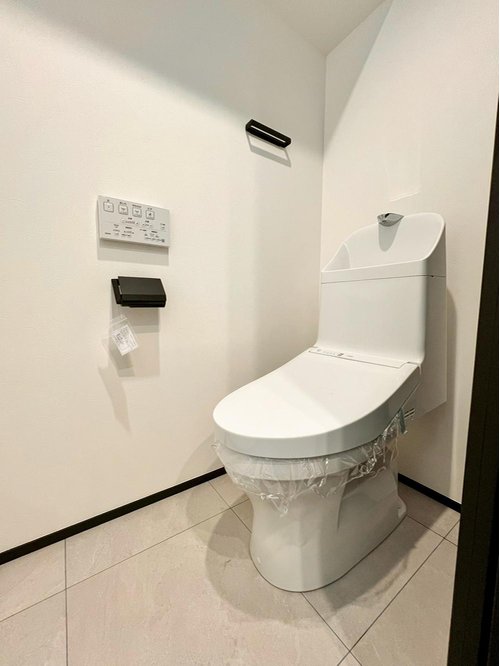 最新仕様のトイレは、シンプルで清潔感のあるデザイン。全体がすっきりしており、毎日気持ちよくお使いいただけます。温水洗浄便座付きで日常生活の快適さを高めます。