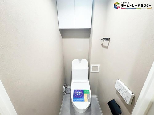収納付きが嬉しいトイレ。
冬場のヒヤッとを防げる温水洗浄便座となっております♪寒い日でも快適に過ごせますね。