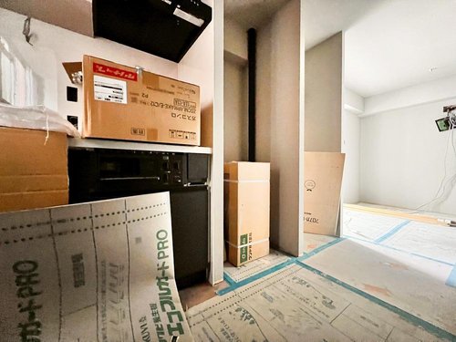 現在内装中です。完成後はたっぷりの収納を備えた最新のシステムキッチンを導入予定です。