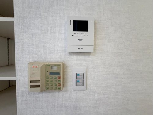 来訪者を室内から確認できるTVモニター付きインターホンです。
弊社売主の為諸費用が約72万円もお得になります。
