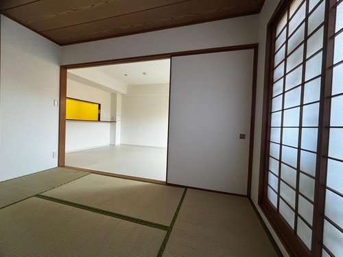 6帖の和室。南東向きで明るい室内です。