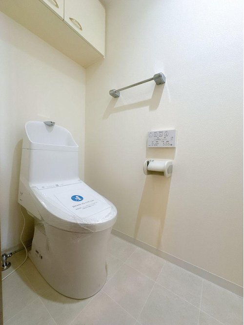 節水型でエコなトイレには、今では当たり前のウォシュレット付き。便座を温める機能もついていて、居心地良くてトイレから出られなくなるかも!換気用に換気扇はもちろん、窓も着いているので常に快適ですね♪