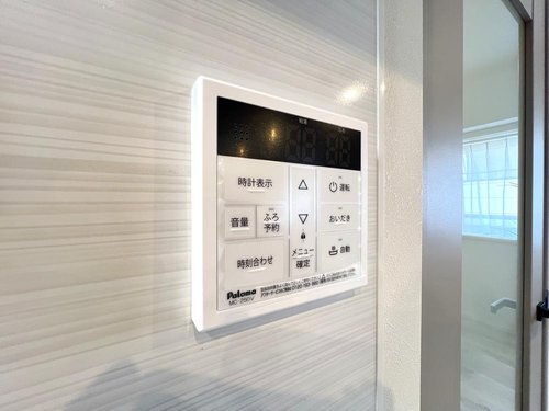 《オートバス》 ■ボタン一つでお風呂に入れる状態をセッティング出来る機能です。 自動お湯はり機能なら、入りたいお湯の温度をボタンで調節することが出来、手間が省けます。