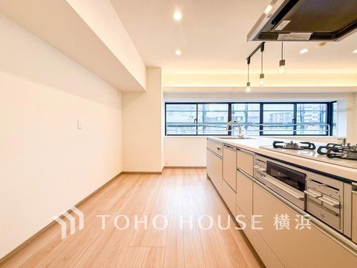 【Kitchen】
内装の主役でもあり、日常活躍する重要な水回りでもあるからこそ機能性・デザイン性に力を入れております。お手入れのしやすいシステムキッチンを採用しております。