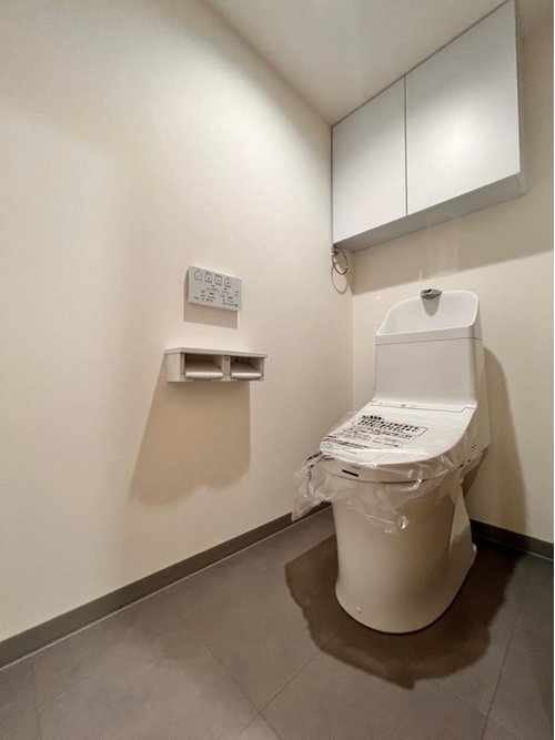 トイレは新規交換をしています♪節水型トイレで基本的な機能は完備しております。上部にはトイレットペーパーを収納できるスペースもございます♪