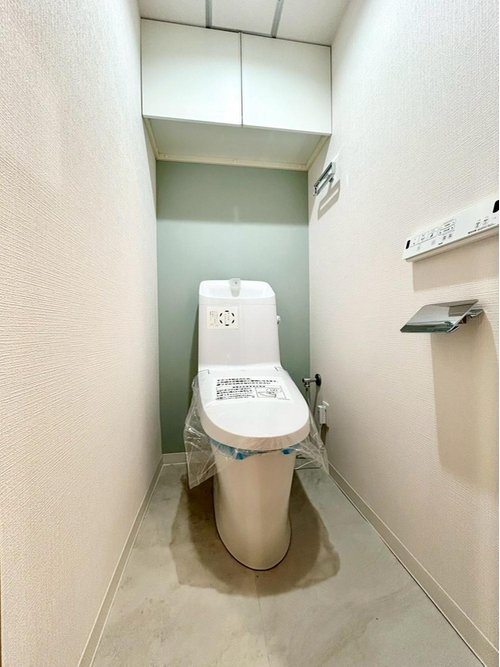 広くて深い手洗鉢付き、シンプルな機能のみを搭載したモデルです、収納も完備されており、トイレ関連のものはトイレ内に仕舞う、適材適所の収納がポイント。トイレットペーパーやその他の小物も隠すことができます♪