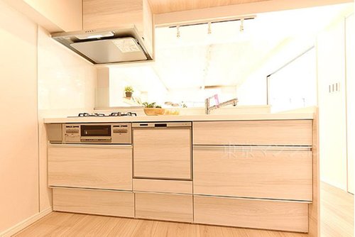 ナチュラルな雰囲気のシステムキッチン。浄水器や食器洗浄乾燥機、3口ガスコンロなど家事を快適&便利にしてくれる機能が搭載されています!
☆即日内覧可能☆
03-3789-7777