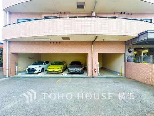 【Carpool】
ゆとりをもった空間設計の駐車場。マイペースで落ち着いて車庫入れできそうです。空状況は都度確認させて頂きます。