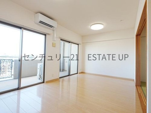 【リビング】
大きな窓から明るい陽光が差し込み、ご家族皆様でゆったりとお過ごしいただけるリビングダイニングです。