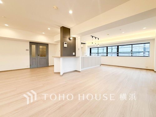 【Living room】
広々としたリビングダイニングは、シックでモダンな内装。落ち着いた雰囲気に包まれて、伸びやかな空間の中で、ゆったりと家族団らんのひとときを過ごせます。