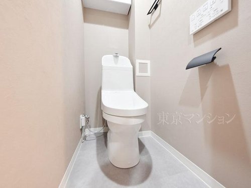 温水洗浄便座を備えた清潔なトイレ空間。細部までこだわれることが、暮らし全体の質をきっと上質に変えます。
ご内見希望・資料請求などお気軽にご連絡ください!
03-3789-7777