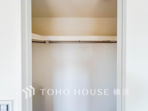 【WIC】
洋服やバッグなどかさばる物を大量に収納できます。タンスなどの収納家具を置かずに済むので、お部屋を丸ごと使えてスッキリ♪