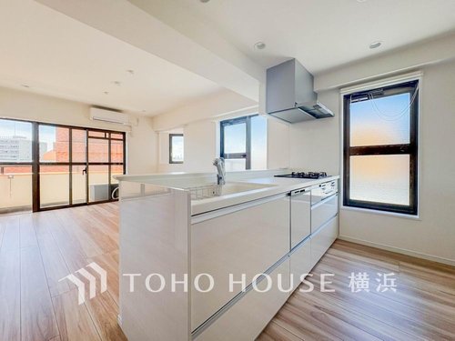 【Kitchen】
ご家族みんなで調理ができる位のスペースを実現したキッチン空間となっております。みんなで作った料理を召し上がりながらの会話は、どのような物になるのでしょうか。