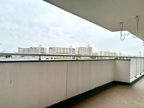 バルコニーには南向きの太陽が当たるため洗濯物がすぐに乾きます。
リビングが明るく温かいのもGoodです♪