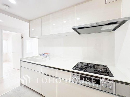 【Kitchen】
ご家族みんなで調理ができる位のスペースを実現したキッチン空間となっております。みんなで作った料理を召し上がりながらの会話は、どのような物になるのでしょうか。