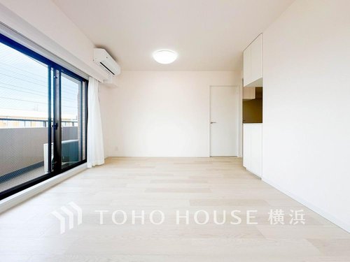 【Living room】
ここにはみんなが集い、食事と楽しい会話が始まる。話に夢中になりすぎて、ついつい時を忘れてしまう。そんな束の間の幸せを感じさせてくれる場所。