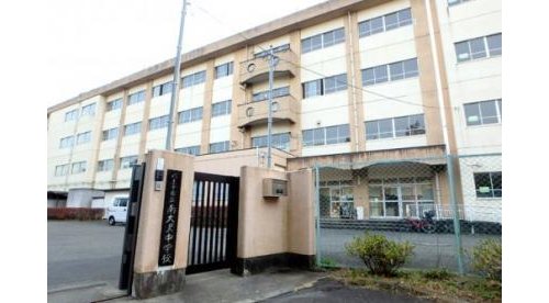 南大沢中学校まで350m よく学び、創造する生徒・進んで協力し、思いやりのある生徒・健康で、逞しい生徒を教育目標に、生徒の「生きる力」を育みます。周囲に保育園や小学校があり、教育環境が整っています。