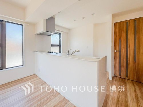 【Living room】
ご家族やお客様との時間など、多くの時を刻む空間。何気なく過ぎる時でさえも上質なひと時となる快適な空間を目指して。