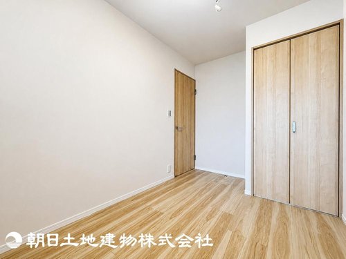 お子様のお部屋、書斎、寝室、納戸など、使い勝手自由な洋室です。