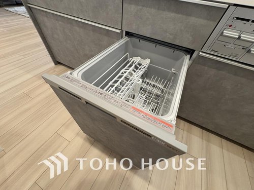 【ビルトイン食洗機】
日々の家事の負担を軽減させる、食器洗浄機付きのキッチンです♪
光熱費も安くなり、一石二鳥ですね。