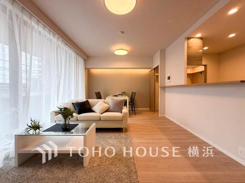 【Living room】
柔らかな色合いのフローリングと清潔感の溢れるクロスが明るい空間を創り出しているリビングダイニング。憩いの場に相応しく、ここで楽しむ家族の時間が絆をより深めてくれそうです。