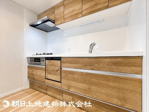 包丁や火など何かと危険が多いキッチン。キッチンの横に仕切りの壁があることで柵を設けやすく、小さなお子様やペットの立ち入りを防ぐことができて安心です。