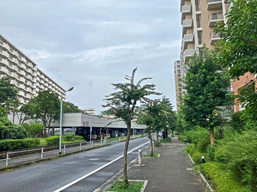 ■前面道路
まいばすけっとまで徒歩4分と近く、毎日の買い物に便利な立地。ちょっとした買い足しも気軽にでき、忙しいご家庭の暮らしをしっかりサポートしてくれます。
