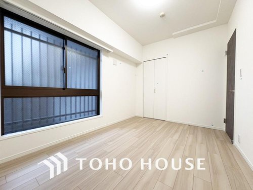 【居室】
穏やかな寛ぎを届ける上質仕様のゆとりある主寝室。自分の時間を充実させながら心豊かにできるプライベート空間。風通しも良く、明るい陽射しが入る心地よい空間です。