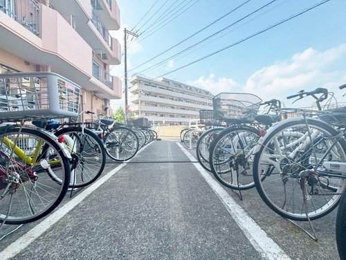 しっかりと整理整頓された駐輪場は、管理体制のよさがうかがえますね。気持ちよくお使いいただけます。
