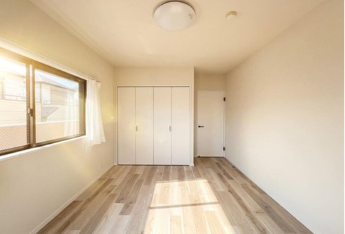 《洋室》 ■お子様の成長を優しく見守る、明るい子供部屋。遊んだり、学んだり、時には一人の時間を過ごしたりと健やかな毎日を育む大切な場所。未来への第一歩を育む、かけがえのない空間です。