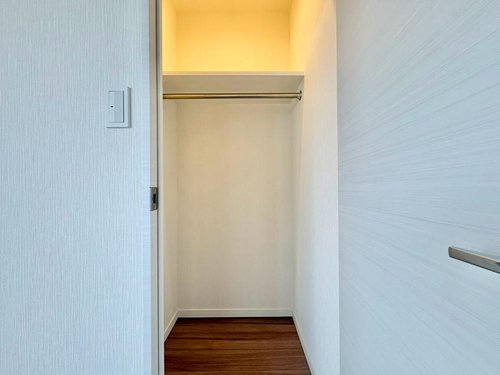 家電やスーツケース、ストック品など何でも片付く嬉しい空間です。