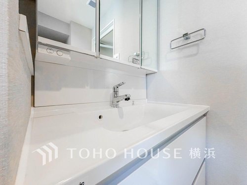 【Powder room】
十分な大きさの洗面台は、身だしなみチェックや歯磨きなど、朝の慌ただしい時間でも余裕とゆとりを感じて頂けます。