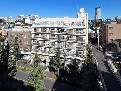 建物外観(2026.7撮影)/目黒区東山アドレス、周辺には公園も点在し緑を身近に感じられる住環境です。