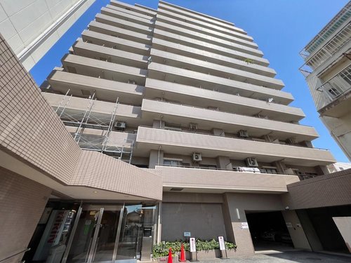 13階建てならではの壮大な外観です。周辺のマンションと比べても高さがあることから最上階からの景色にワクワクします!