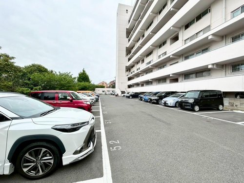敷地内には駐車場も完備。お家を出てからすぐに乗車できるため、通勤はもちろんの事、日々のお買い物や、ご家族での旅行など様々なシーンで活躍します。