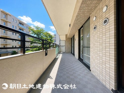 開放的で心地よいバルコニー。景色を眺めながらゆったりとティータイムはいかがでしょうか。