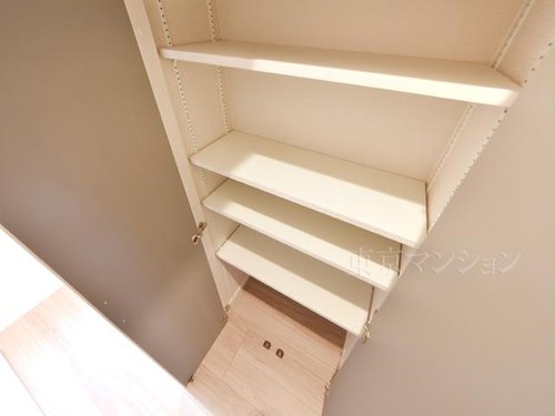 玄関収納の他、廊下にも収納があります。