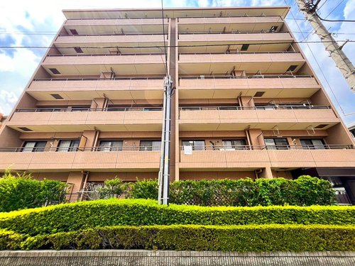落ち着きのある色味と緑豊かな植栽が調和した外観です。ご友人をお招きしても自慢できるお住まいです!