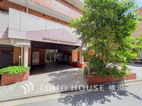 【Entrance】
上質感漂うエントランス。めまぐるしく過ぎ行く日々の中でゆったりとした休息と癒しを提供してくれる居住者のプライベート空間があります。