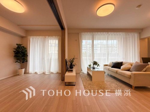 【Living room】
家族と過ごすひと時を溢れる光が優しく包み込むリビングダイニング。家族とともに、心穏やかに過ごすひととき。家族との時間、自分の時間を大切にできる空間がここにあります。