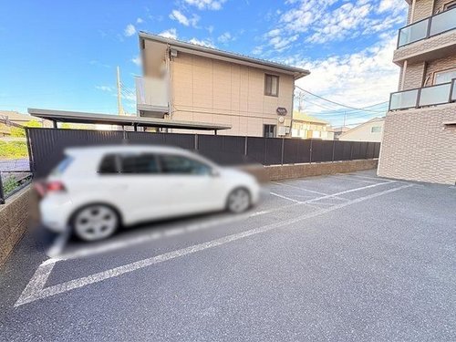 すっきりと整えられたスペースが心地よいゆとりを生み出す開放的なアプローチ