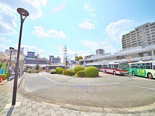 東急田園都市線『鷺沼』駅まで1120m 。急行停車駅。「渋谷」駅までの所要時間は急行乗車で約24分、準急乗車で約27分。駅前には東急ストアさぎ沼店があります。