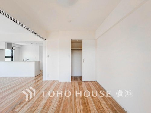 【Room】
穏やかな風と陽光を導き、プライバシーに配慮された設計プランを採用し、居住性を一段と心地よいものにしています。明るく開放的な空間を演出しております。