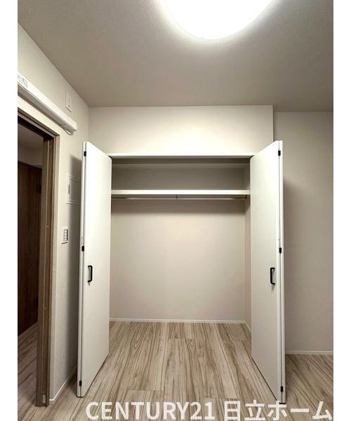 《収納》 ■室内をいつもすっきり保てる、収納力のあるクローゼット。ハンガーパイプと棚板で衣類の整理整頓がしやすく、日々の暮らしをスマートにサポート。