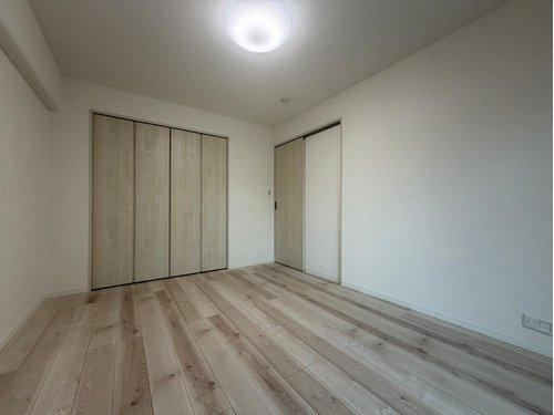 主寝室としてゆとりを持ってお使いいただける、落ち着きのある居室です。
弊社売主の為諸費用が約72万円もお得になります。