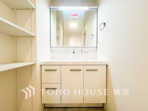 【Powder room】
十分な大きさの洗面台は、身だしなみチェックや歯磨きなど、朝の慌ただしい時間でも余裕とゆとりを感じて頂けます。
