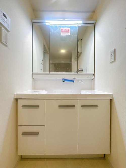 一日の始まりの朝、歯磨きをしたりメイクや髪をセットしたり・・・使いやすさが考えられた3面鏡です♪シャワー付水栓で洗面台でのシャンプーや毎日の掃除に大変便利ですね♪