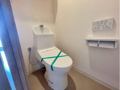 手洗いボウル、ウォシュレット付きの新規のトイレです。